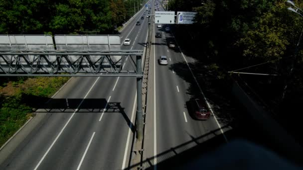 Moscou, Rússia - agosto de 2019: Carros em um fluxo denso na ponte contra a cidade — Vídeo de Stock