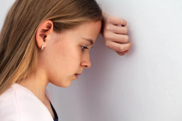 Junges Trauriges Teenager Mädchen Stützt Den Kopf Gegen Die Wand — Stockfoto