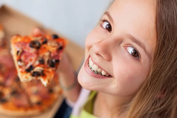 平面図を見越して 笑みを浮かべてピザのスライスを食べて幸せな若いティーネー ジャーのポートレート クローズ アップ — ストック写真