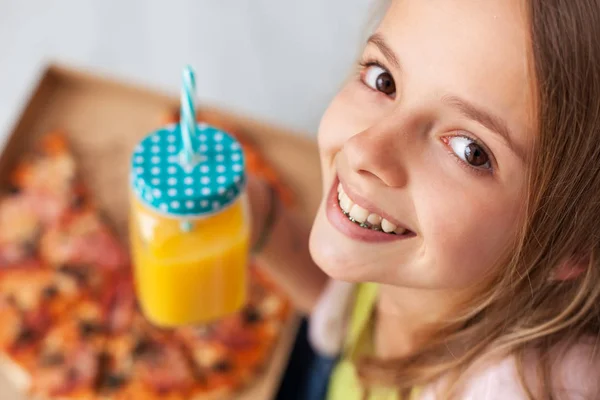 ピザの箱や新鮮なフルーツ ジュース 上面の水差しで床の上に座って笑っている幸せな若いティーンエー ジャー女の子 — ストック写真