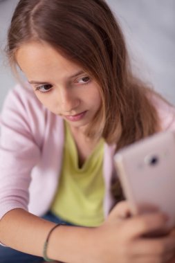 Farklı çalışıyor iyi bir selfie - almaya çalışan genç Genç kız için baş, onun portre portre açılar