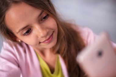Telefonunu - portre ile sevimli bir selfie alarak tatlı bir yüzü ile genç Genç kız