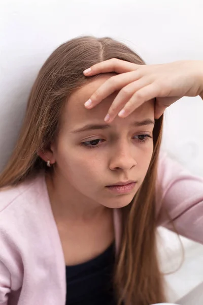 Ragazza Adolescente Triste Puntando Testa Pensando Preoccupante Ritratto Primo Piano — Foto Stock