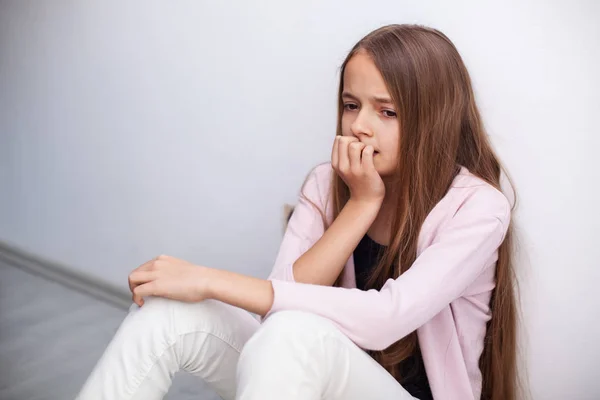 Worried Young Teenager Girl Sitting Floor Wall Biting Her Fingernails — Stock Photo, Image