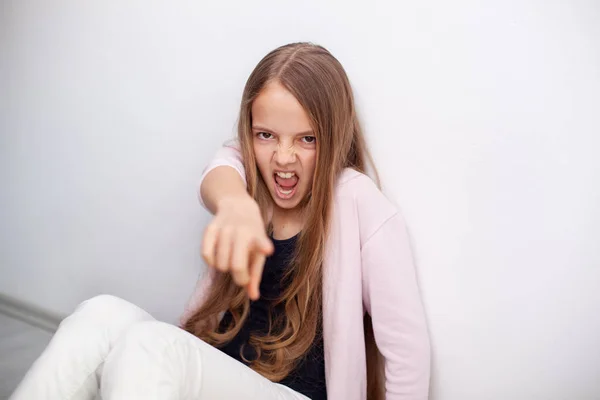 Rasande Ung Tonåring Flicka Har Dålig Dag Behöver Vissa Sekretess — Stockfoto