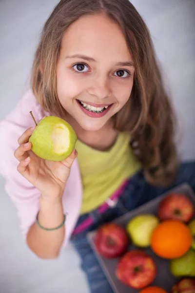 Szczęśliwy Młody Nastolatek Dziewczyna Zębów Szelki Siedząc Podłodze Jeść Jabłko — Zdjęcie stockowe