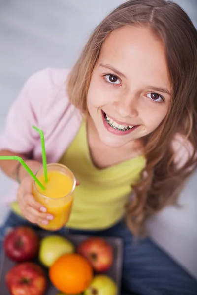 Jeune Adolescente Avec Large Sourire Enveloppant Verre Jus Fruits Assis — Photo