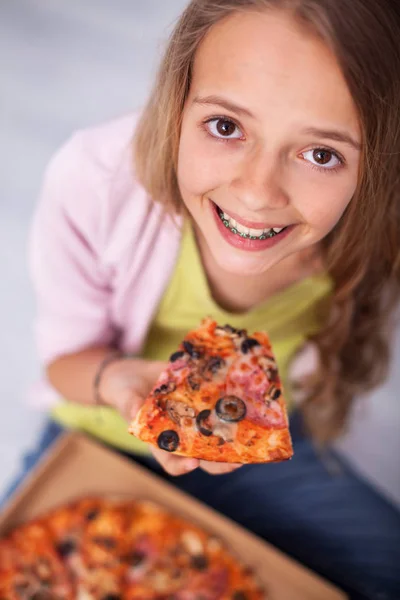 Jag Älskar Pizza Ung Flicka Med Ett Brett Leende Bär — Stockfoto