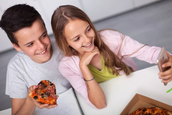 Junge Und Mädchen Lernen Zusammen Pizza Essen Und Ein Selfie — Stockfoto