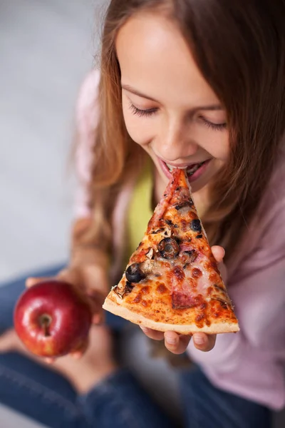 Jovem Adolescente Rende Tentação Fast Food Tomando Uma Mordida Pizza — Fotografia de Stock