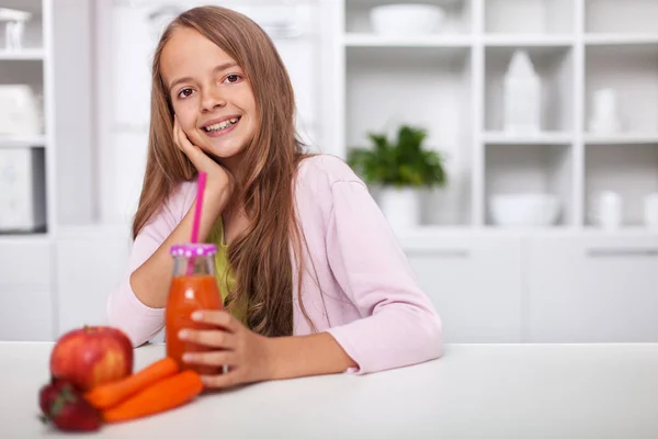 Joven Adolescente Disfrutar Una Manzana Jugo Zanahoria Cocina Sentado Mesa — Foto de Stock