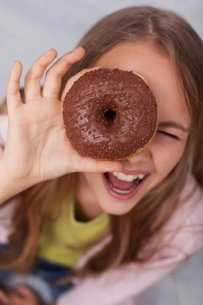 Mladá Dívka Hledá Otvorem Donut Smát Pohled Shora — Stock fotografie