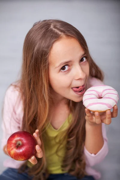 Jeune Adolescente Tentée Par Nourriture Sucrée Envie Beignet Avec Enduit — Photo