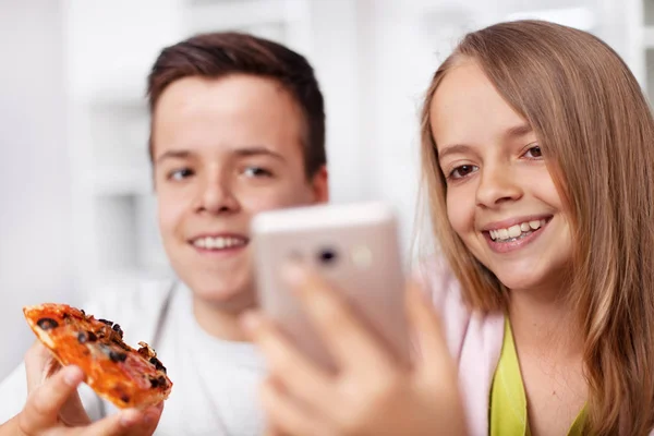 Adolescentes Divertindo Comendo Pizza Tirando Selfies Olhando Para Câmera Smartphone — Fotografia de Stock