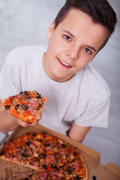 Щасливий Хлопчик Підліток Має Цілу Коробку Піци Себе Тримає Шматочок — стокове фото