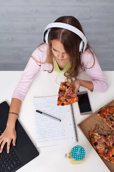 Молодая Девушка Подросток Работающая Над Школьным Проектом Перекусывает Ноутбуком Используя — стоковое фото