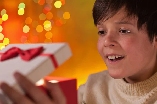 Pojke Som Öppnar Sin Julklapp Med Förväntan Och Ett Lyckligt — Stockfoto