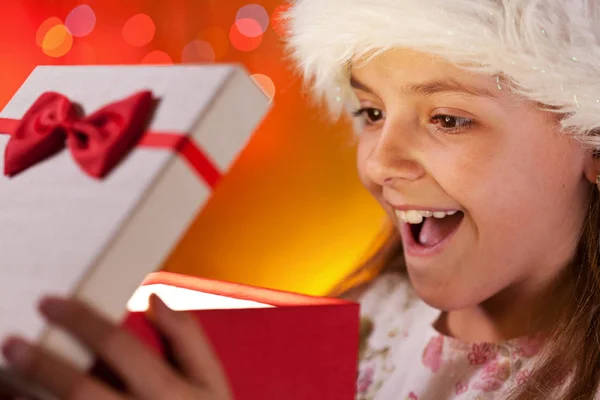Boldog Karácsony Lány Kezd Jelen Amit Akart Fedelének Felnyitásával Díszdobozban — Stock Fotó
