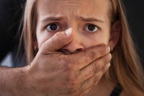 Conceito Abuso Infantil Mão Masculina Suja Cobrindo Uma Boca Jovem — Fotografia de Stock