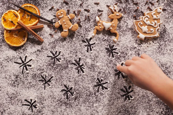 圣诞节姜饼饼干和儿童手画明星在面粉 顶部视图 — 图库照片