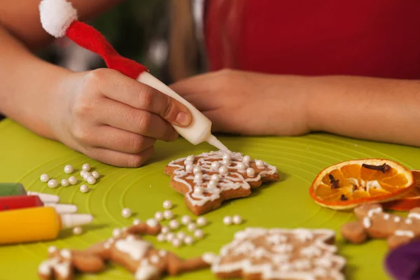 Händer Dekorera Jul Pepparkakor Cookies Med Vit Glasyr Och Pärlor — Stockfoto