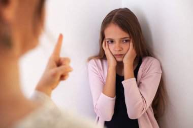 Daha fazla ders-genç kız onun güvesi sırasında kulakları kapsayan