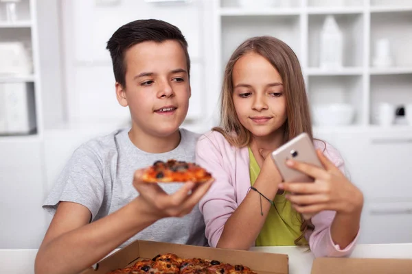 Fiatal tizenévesek vesz egy selfie azok pizza a konyhában — Stock Fotó