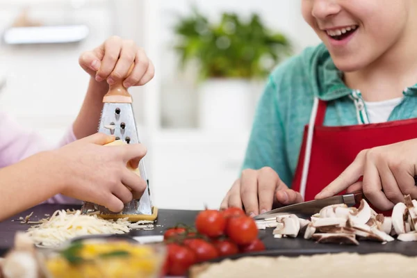 Ung tonåring händer förbereda en pizza i köket-närbild — Stockfoto