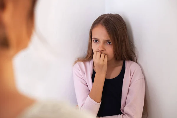 Madre e hija adolescente teniendo una confrontación - chica joven — Foto de Stock