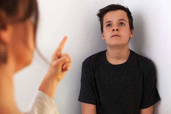 Kleiner Teenager Junge gelangweilt von der ständigen Belehrung und Konfrontation — Stockfoto