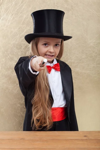 Mago niña realizando un truco de magia malvada - señalando w — Foto de Stock