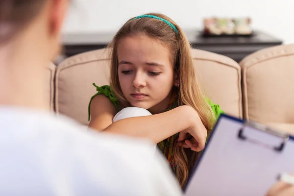 Junges Teenagermädchen sieht gelangweilt aus, sitzt bei der Beratung in — Stockfoto