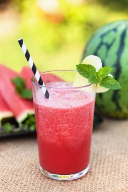 Bir bardak lezzetli karpuz smoothie