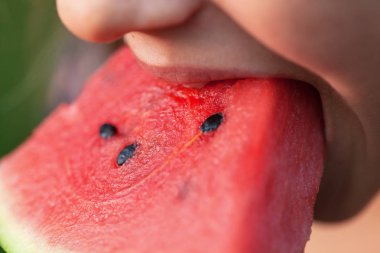 Genç kız bir karpuz ısırığı almak - aşırı closeup