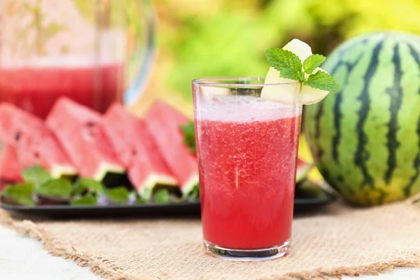 맛있는 상쾌한 여름 과일 - 수박 주스와 슬라이스 — 스톡 사진