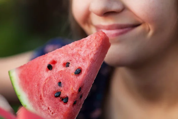 Chica sonriente con una rebanada de sandía - de cerca —  Fotos de Stock