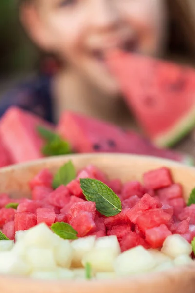 Concepto de bocadillo saludable - con niña comiendo sandía —  Fotos de Stock