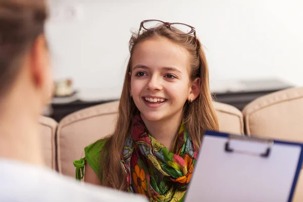 Lächelnder Teenager bei der Beantwortung einer Einschätzung oder Umfrage - hautnah — Stockfoto