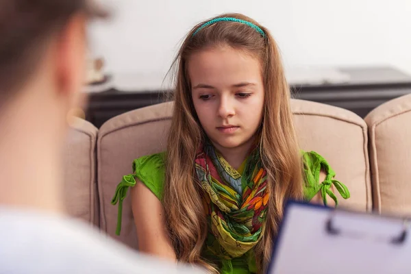 Sad teenager girl seeking help from professional counseling — Stock Photo, Image