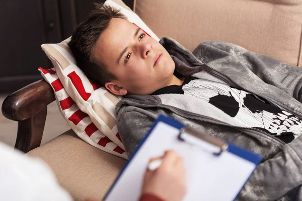 Giovane ragazzo adolescente in terapia e psicoterapia - primo piano — Foto Stock