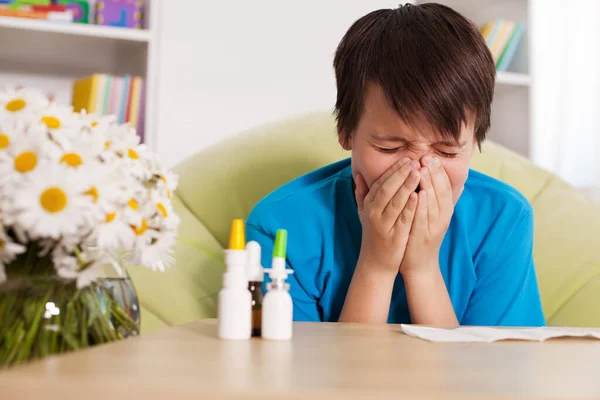 Junge Mit Verschiedenen Nasensprays Niest Allergie Saison Drinnen Mit Großem — Stockfoto