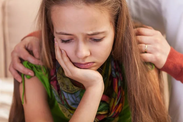 Donna Mani Del Consulente Psichiatra Confortante Turbato Triste Adolescente Tenendola — Foto Stock