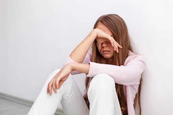 Thoughtful Teenager Girl Leaning Wall Sitting Floor Troubled Sad Teen — Stock Photo, Image