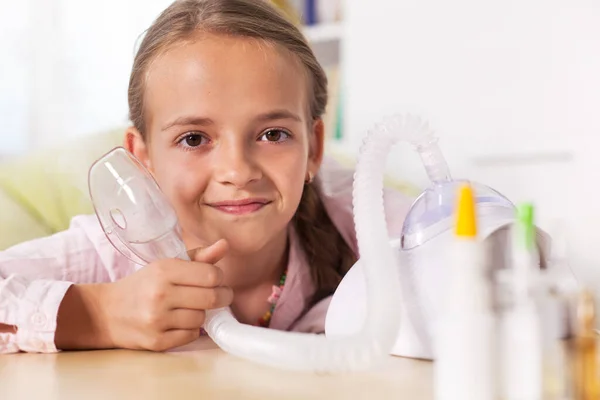 Menina Sorrindo Segurando Máscara Dispositivo Inalador Nebulizador Aliviando Alergias Sintomas Imagens Royalty-Free