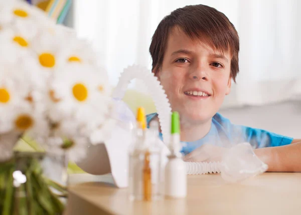 Молодий Хлопчик Посміхається Пристрою Інгалятора Туманності Пляшок Ліків Концепція Алергії Стокова Картинка