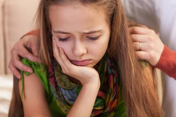 Kobiece Ręce Doradcy Lub Psychiatry Pocieszające Zmartwioną Smutną Nastolatkę Trzymające Obraz Stockowy