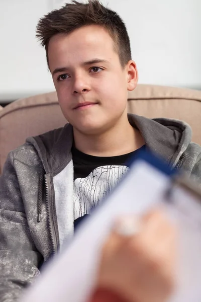 Σύμβουλος Ψυχίατρος Γιατρός Κρατώντας Σημειώσεις Για Έφηβο Νεαρό Αγόρι Γράφοντας Royalty Free Φωτογραφίες Αρχείου