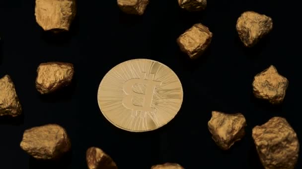 Золотой биткоин с кусочками золота, выделенными на черном фоне — стоковое видео