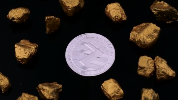 Litecoin de plata con piezas de oro aisladas sobre el fondo negro — Vídeos de Stock