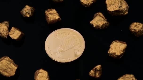 Goldmasson-Bitcoin mit Goldstücken auf schwarzem Hintergrund — Stockvideo